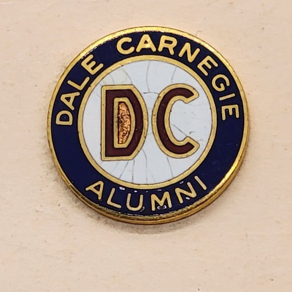 Vintage DALE CARNEGIE ALUMNI Screw Back Lapel Pin - Picture 1 of 5